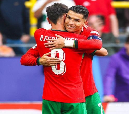 6000万英镑！曼联欲明夏甩卖队长，C罗亲自出面相邀，薪资翻倍