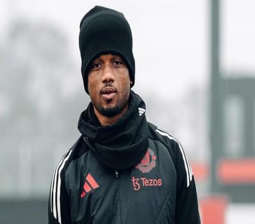 又搞乌龙了，曼联女足欧冠首秀亮相时球衣的欧冠臂章是反的