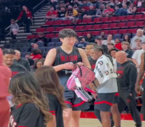 杨瀚森为什么要背粉红书包NBA整蛊新秀，还有哪些招式