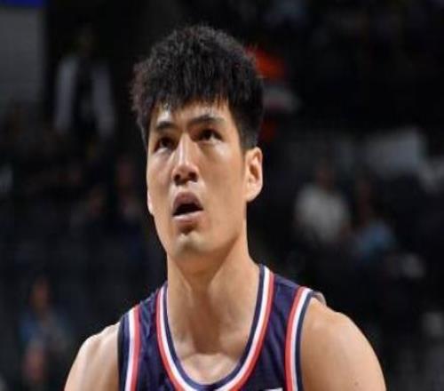 26岁男篮锋线魔兽冒尖！战NBA球队14+3后13+5媒体人：无惧对抗