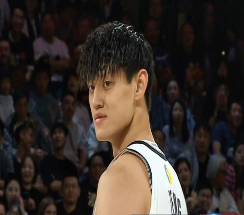 些许紧张，曾凡博半场登场3分钟便送出2次犯规