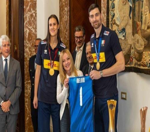 男女排世锦赛冠军意大利队接受总统、总理接见，并赠送球衣