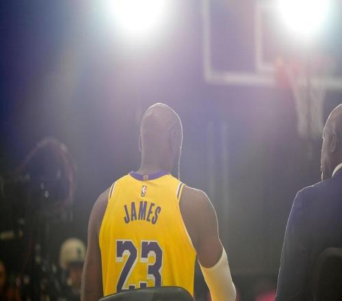 分析：勒布朗詹姆斯的未来如何影响湖人队的交易选择