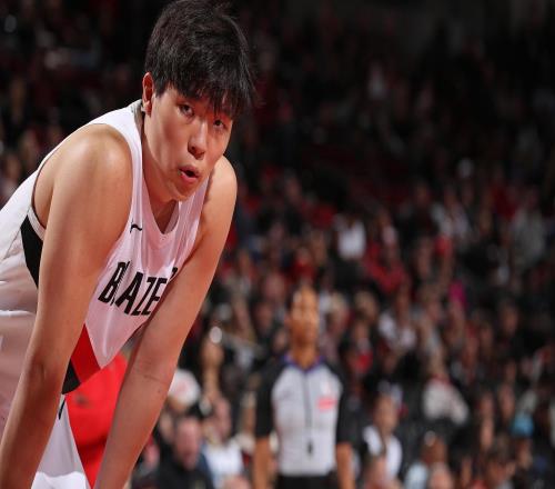 媒体人：蹲坑护筐中锋很多，但能护筐投三分又能支配球的呢