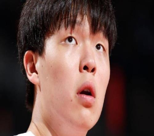 杨瀚森狂砍16分！媒体人热议：篮球人才远多足球，尬吹OR蹭热度