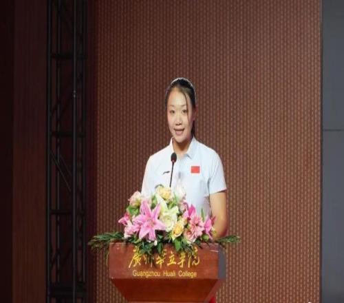 奥运冠军刘诗颖现身广州校园助阵体育节，鼓励学生全面发展