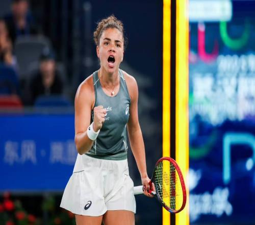 爆大冷斯瓦泰克遭保利尼横扫无缘四强,网友炮轰丝袜像200大球员