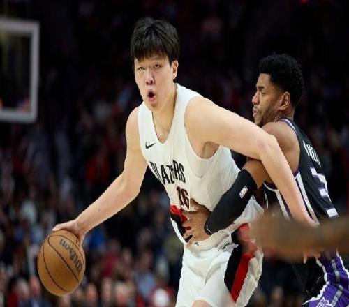 主帅点赞!杨瀚森单节14分,17分钟砍下16分4板1助3盖帽,比卢普斯:我太为他骄傲了