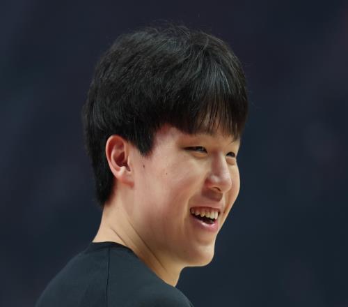 16+4+3,表现超出预期!比卢普斯赛后猛猛夸赞杨瀚森今天的表现