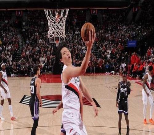 杨瀚森自信心很重要当我完成招牌转身上篮时才真正找回自我