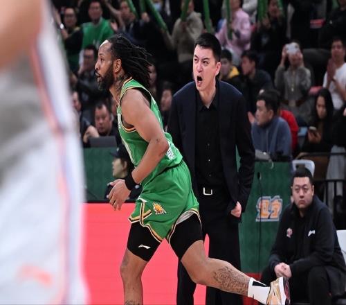 即将与辽宁男篮会合！超级外援再次加盟，杨鸣还能冲击总冠军吗