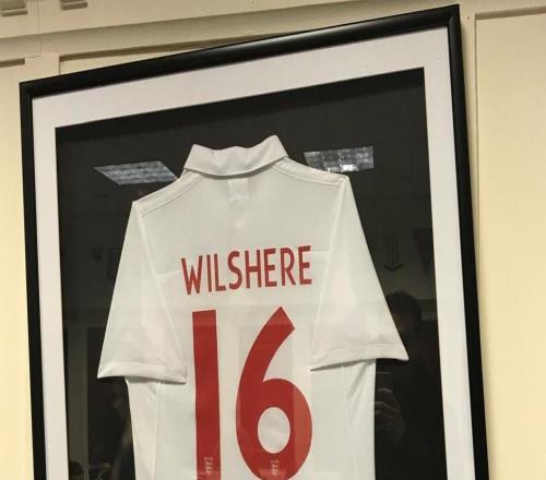 出自卢顿青训，卢顿主场挂着威尔希尔完成英格兰队首秀的球衣