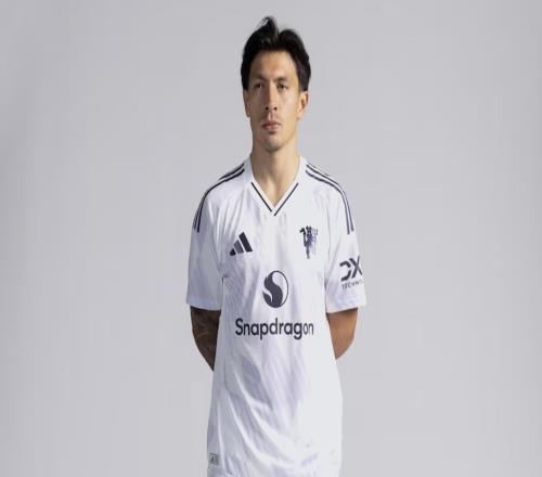 本赛季首次!曼联官方:对阵利物浦时将身披白色客场球衣