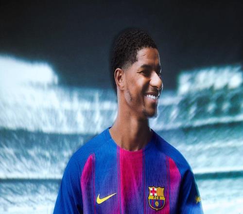 官方：巴萨首回合国家德比球衣将与英国歌手黄老板联名