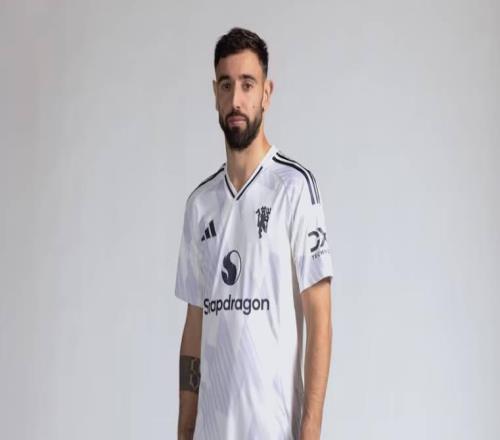 曼联官方:球员将在双红会穿白色客场球衣,为本赛季首次