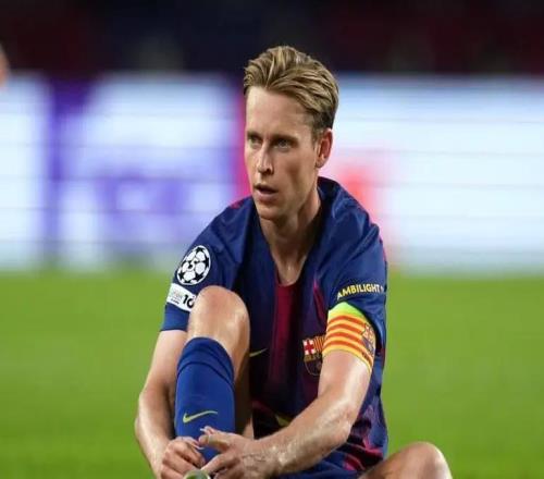 TA：德容反对西甲海外赛，巴萨对此表示不满并已告知球员
