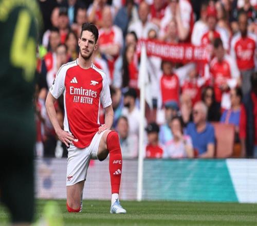 天空体育:英超球员本周末比赛将单膝下跪,以反对种族歧视