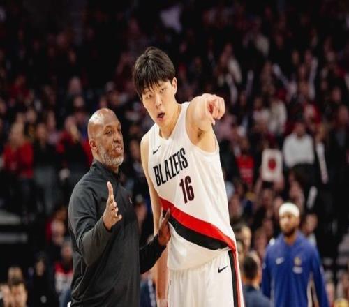 比卢普斯回应杨瀚森空位接不到球:我会让他更多组织进攻