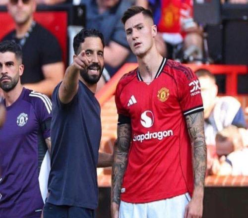 曼联安菲尔德百战欲拿十年首胜!阿莫林寄望谢什科,曾打爆利物浦