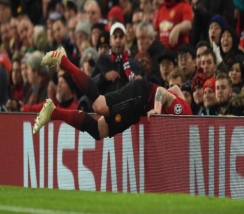 太阳报：曼联考虑对场地四周进行改造，避免球员意外受伤