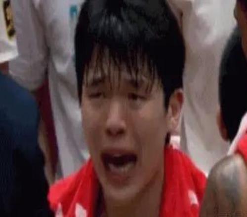 杨瀚森疑似被打哭，6犯离场后用毛巾擦脸，场均5犯规成最大短板
