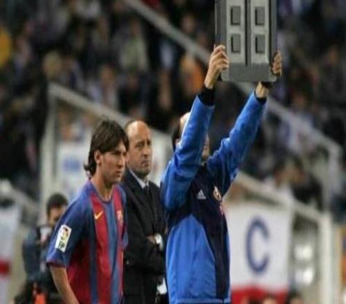 梅西纪念职业生涯一线队首秀：已经21年了，真不可思议