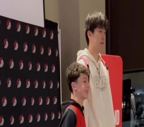 见证杨瀚森成NBA首轮秀！《跃向浩瀚》沙滩男孩身披16号球衣来了