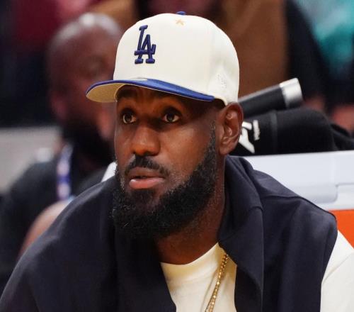 客串教练东契奇:训练营期间,詹姆斯亲自指导了每一名湖人球员