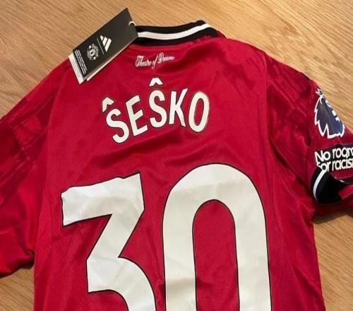 球迷买了谢什科球衣但印号出错，谢什科寄给他一件全新签名款