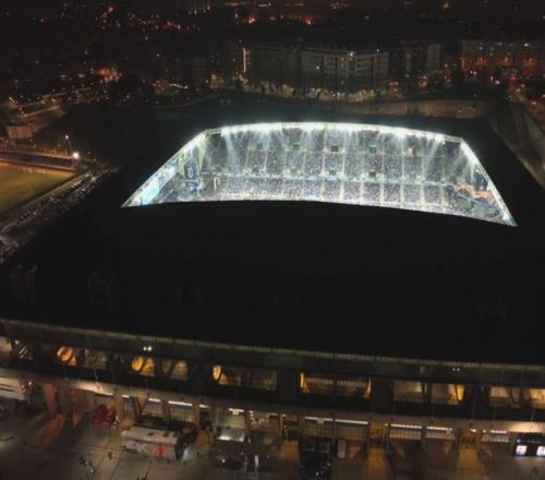 西甲掩耳盗铃25秒：22名球员抗议海外赛官方怒掐信号+播球场夜景