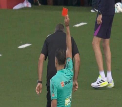 弗里克质疑裁判判罚吃两张黄牌被罚下，无缘下一轮国家德比