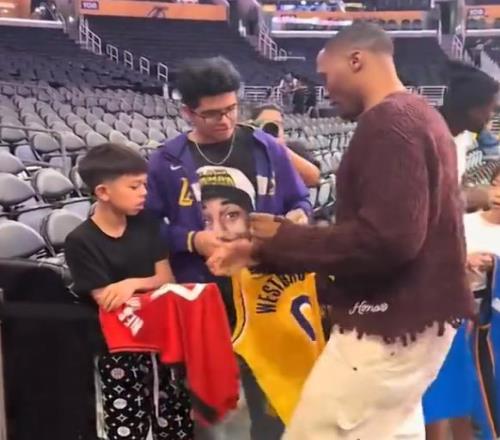 什么仇什么怨威少签名球衣时,故意漏掉湖人队的球衣!