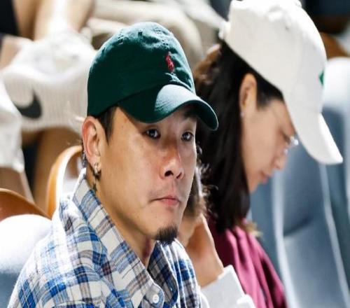 王大雷观战宁波网球公开赛女双决赛，萨姆索诺娃组合夺冠