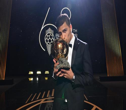 官方：黄潜将在欧冠对阵曼城前为罗德里颁发金质徽章