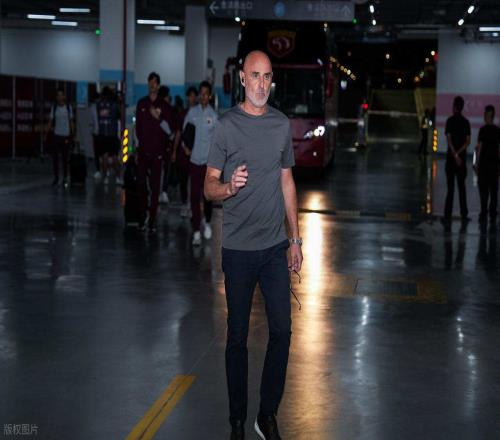 上港球迷放心了!穆斯卡特已放弃去欧洲联赛执教机会,将继续留队
