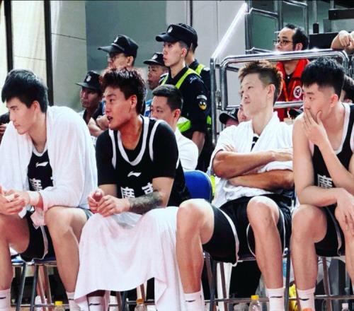 打球还是打人周鹏恶意犯规却被视为真男人，媒体人：太离谱了