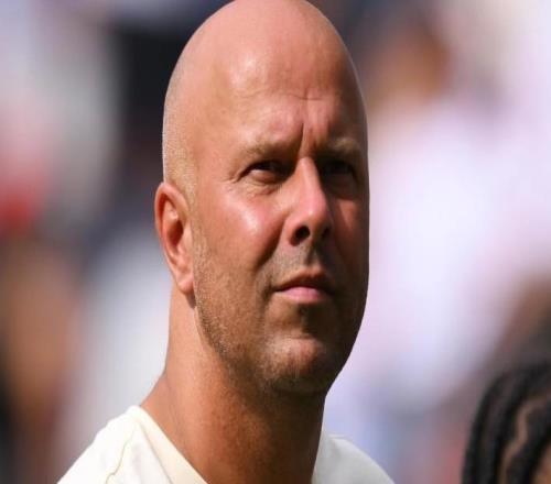 邮报：不敌曼联后斯洛特没有在更衣室咆哮，而是依旧保持冷静