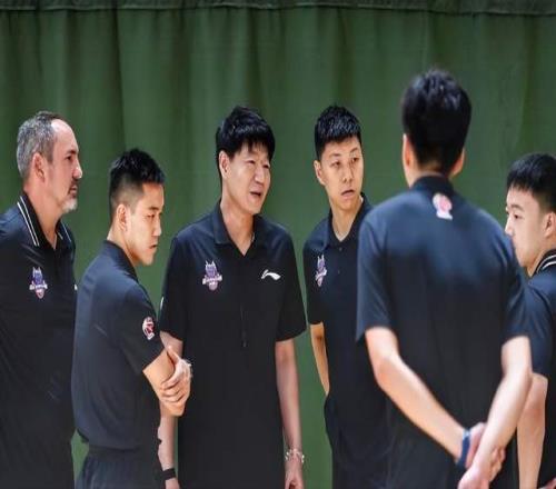 一大早就官宣，山东男篮不简单，邱彪找来25+7强人，新赛季冲呀