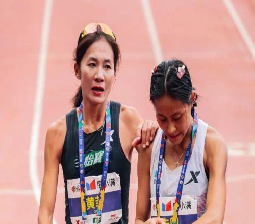 复盘两个人的西安马拉松：跑崩的朱卿与PB的黄菲图文与视频详解