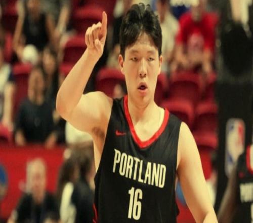 杨瀚森平常心对待首秀个人得分多少并不能说明什么,恩师亲眼见证