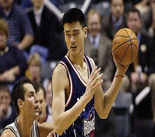 杨瀚森比状元先得分！首秀5分钟2分1篮板，惨遭隔扣，欢迎来到NBA