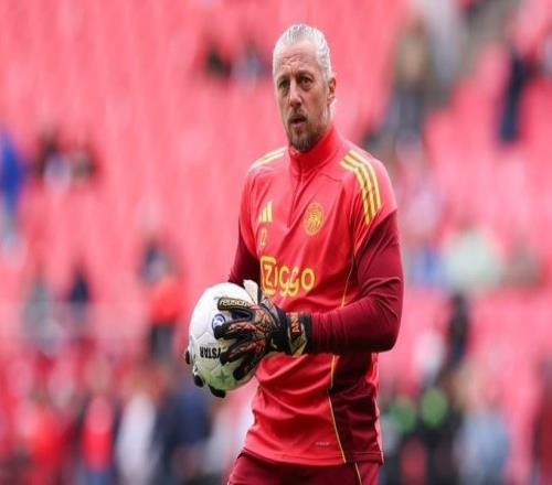 41岁348天，贾府门将帕斯维尔成欧冠历史出场第三年长的球员