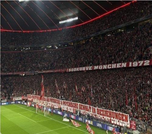 再次抗议，拜仁球迷在欧冠赛前拉横幅反对博阿滕回俱乐部实习