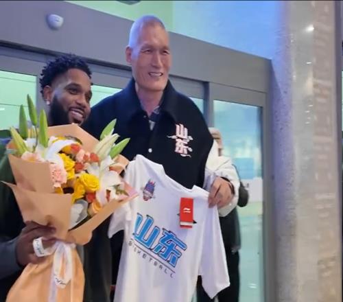 首位抵华外援！青岛弃将因伤被顶掉位置，邱彪能让他重回巅峰