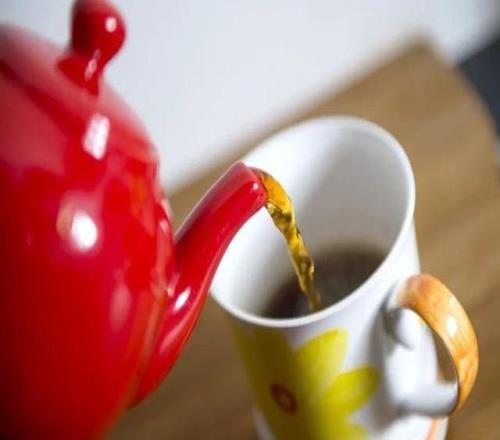 阿莫林:我不太喜欢喝茶,尤其不理解有人往茶里加牛奶