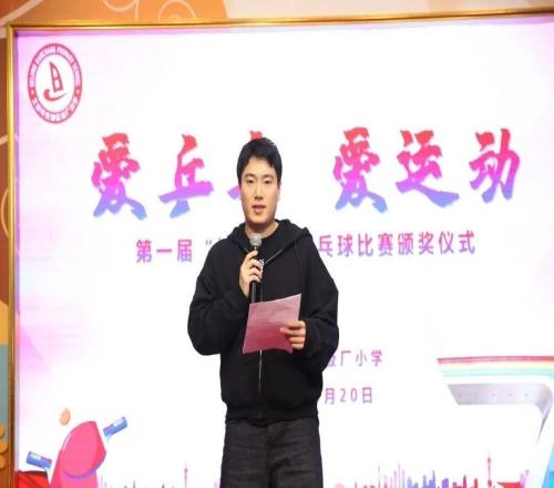 梁靖崑亮相北京东城区板厂小学乒乓球赛，其子梁屿奚夺冠