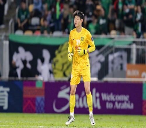 半程冠军成鱼腩了！张健智住门线了两将上场球迷心里咯噔一下