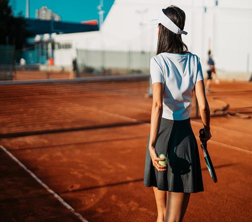 满世界“找墙”，迁徙去小城市，中产打网球还能怎么省钱