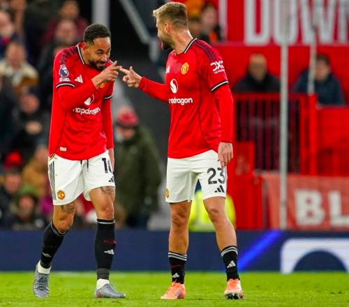 豪门悲喜夜曼联42重返前4利物浦23联赛4连败那不勒斯31国米