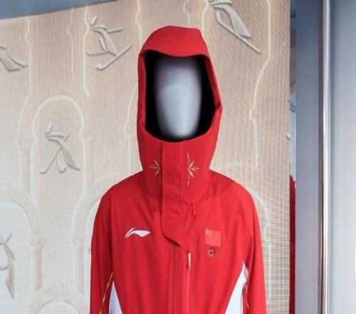 米兰冬奥会中国体育代表团领奖服公布,以红、白两色为主